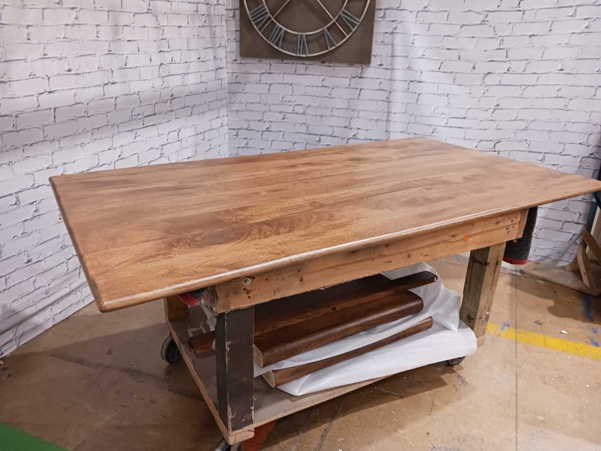 Isanti-Exclusive Dining Table - Gallery Image 11